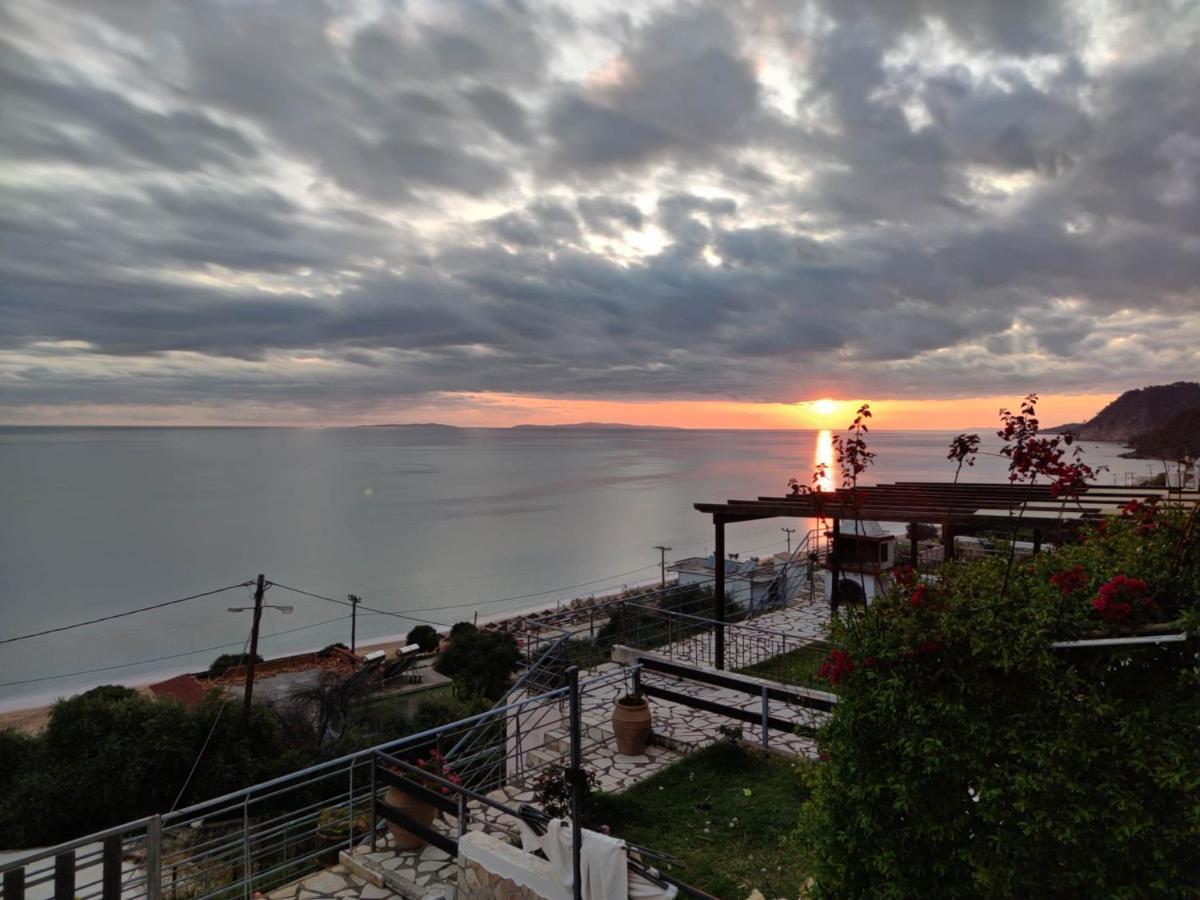 Loutsa By The Sea Apartment Luaran gambar